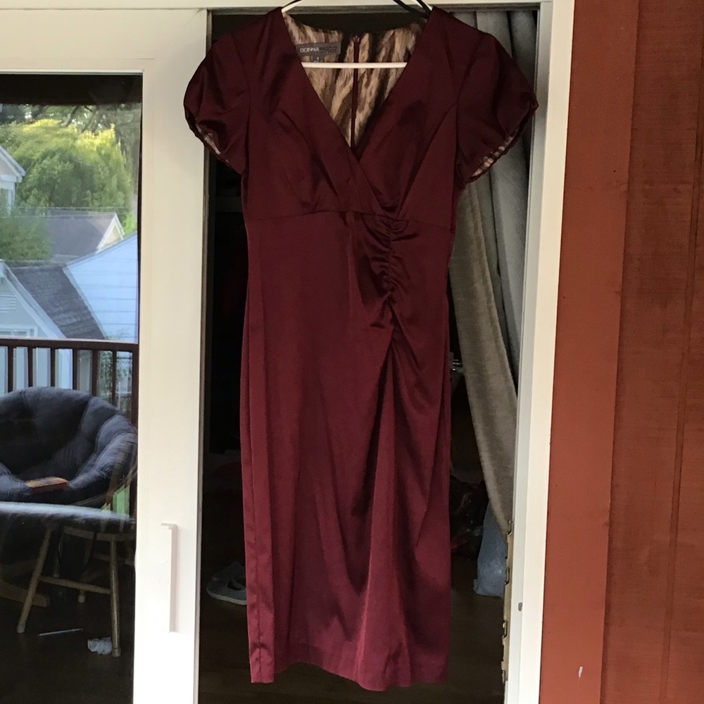 Donna Ricco satin burgundy dress, size 4.‎